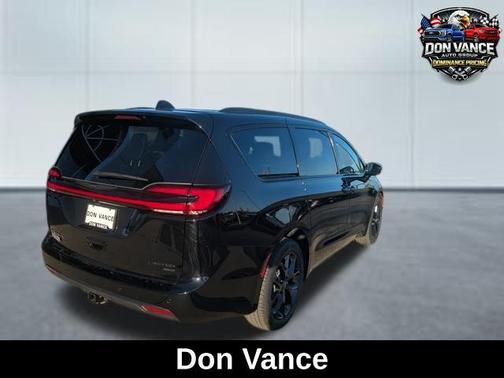 Diamond Black Crystal Pearlcoat 2026 Chrysler Pacifica Limited