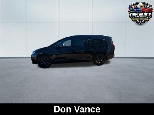 Diamond Black Crystal Pearlcoat 2026 Chrysler Pacifica Limited