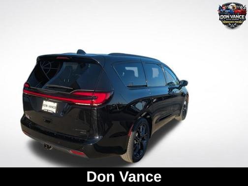 Diamond Black Crystal Pearlcoat 2026 Chrysler Pacifica Limited