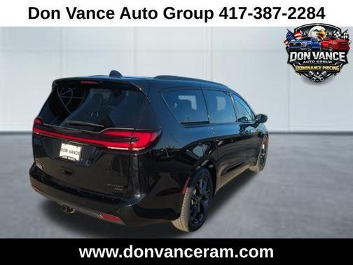 Diamond Black Crystal Pearlcoat 2026 Chrysler Pacifica Limited