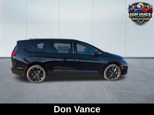 Diamond Black Crystal Pearlcoat 2026 Chrysler Pacifica Limited