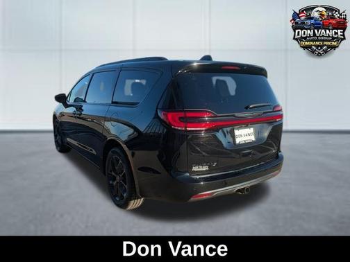 Diamond Black Crystal Pearlcoat 2026 Chrysler Pacifica Limited