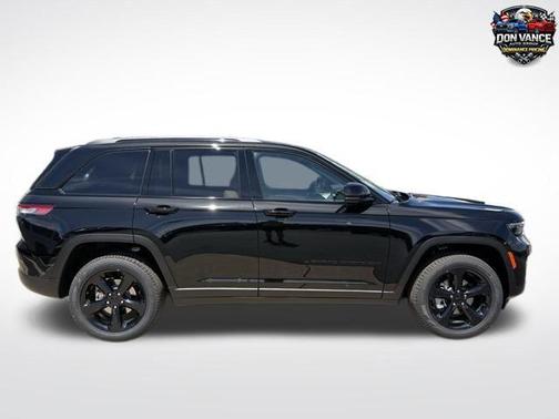 Diamond Black Crystal Pearlcoat 2025 Jeep Grand Cherokee Limited