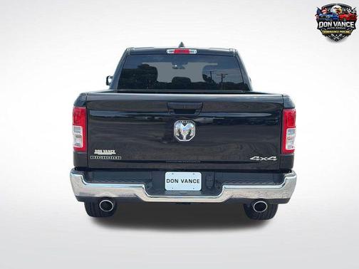 Diamond Black Crystal Pearlcoat 2022 RAM 1500 Big Horn/Lone Star