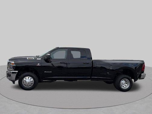 Diamond Black Crystal Pearlcoat 2026 RAM 3500 Big Horn Crew Cab 4x4 8' Box