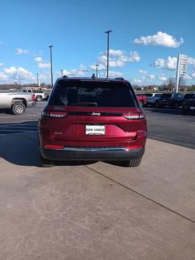 2025 Jeep Grand Cherokee Laredo