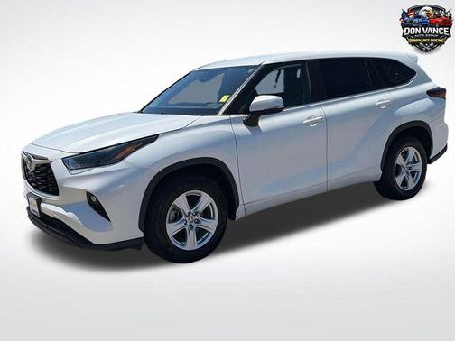 Pearl 2024 Toyota Highlander LE