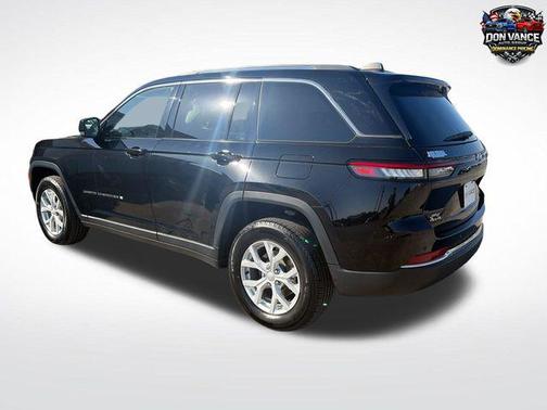 Diamond Black Crystal Pearlcoat 2023 Jeep Grand Cherokee Limited