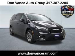 Brilliant Black Crystal Pearlcoat 2022 Chrysler Pacifica L