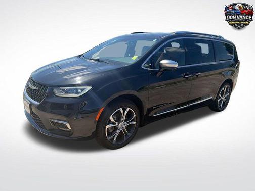 Brilliant Black Crystal Pearlcoat 2022 Chrysler Pacifica L