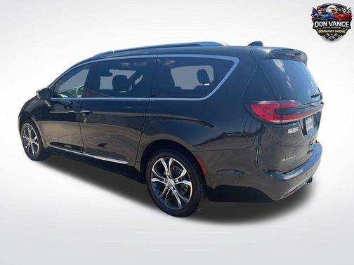 Brilliant Black Crystal Pearlcoat 2022 Chrysler Pacifica L
