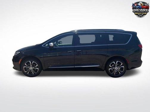 Brilliant Black Crystal Pearlcoat 2022 Chrysler Pacifica L