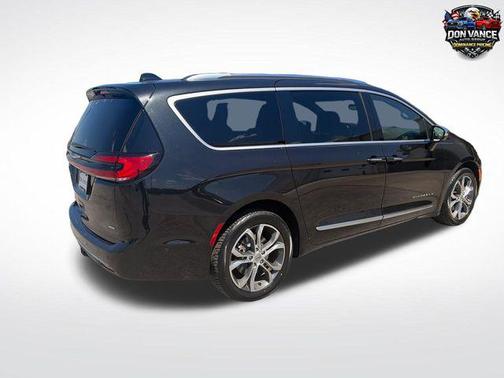 Brilliant Black Crystal Pearlcoat 2022 Chrysler Pacifica L