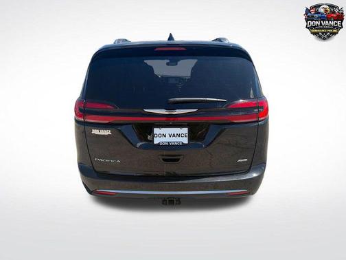 Brilliant Black Crystal Pearlcoat 2022 Chrysler Pacifica L