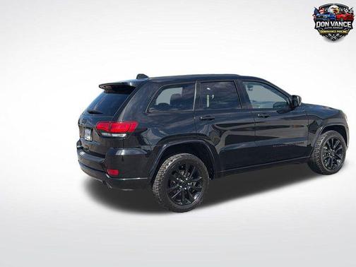 Diamond Black Crystal Pearlcoat 2022 Jeep Grand Cherokee Laredo