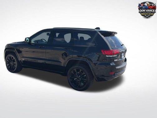 Diamond Black Crystal Pearlcoat 2022 Jeep Grand Cherokee Laredo