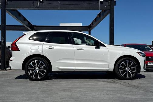 2023 Volvo XC60 B5 Plus Dark Theme