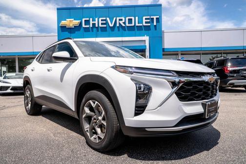 Summit White 2025 Chevrolet Trax LT