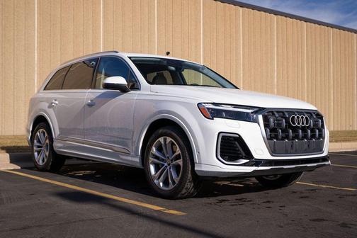 2025 Audi Q7 45 Premium Plus