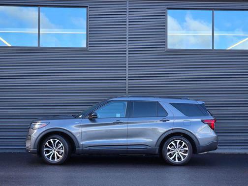 Carbonized Gray Metallic 2025 Ford Explorer ST-Line