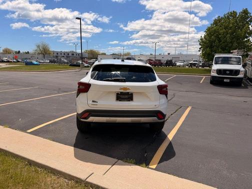 Summit White 2024 Chevrolet Trax LT