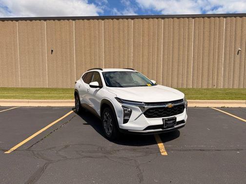Summit White 2024 Chevrolet Trax LT