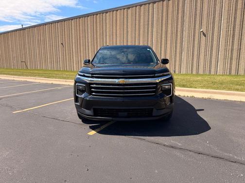 Mosaic Black Metallic 2025 Chevrolet Traverse LT