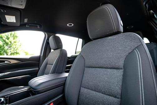 Mosaic Black Metallic 2025 Chevrolet Traverse LT
