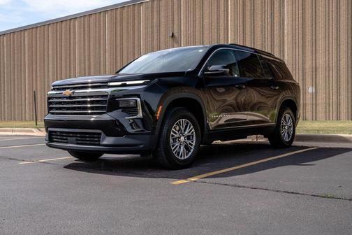 Mosaic Black Metallic 2025 Chevrolet Traverse LT