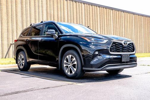 Midnight Black Metallic 2023 Toyota Highlander XLE
