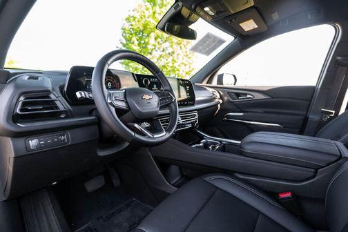 Black Metallic 2025 Chevrolet Traverse LT