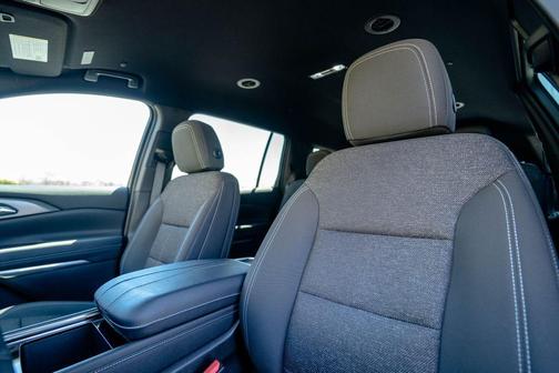 Mosaic Black Metallic 2025 Chevrolet Traverse LT