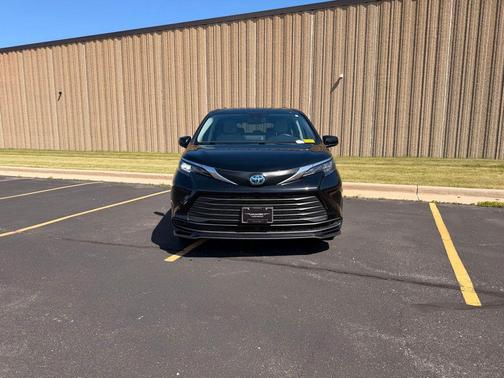 Midnight Black Metallic 2024 Toyota Sienna LE