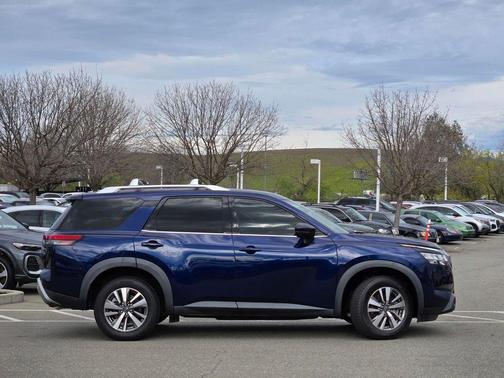 2023 Nissan Pathfinder SL FWD