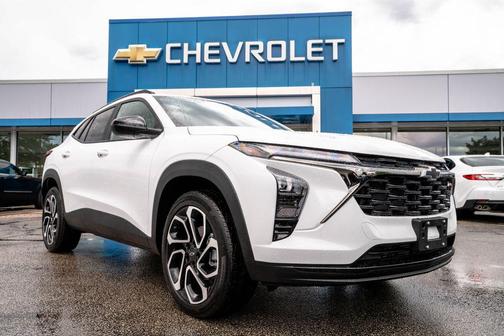 Summit White 2026 Chevrolet Trax FWD 2RS