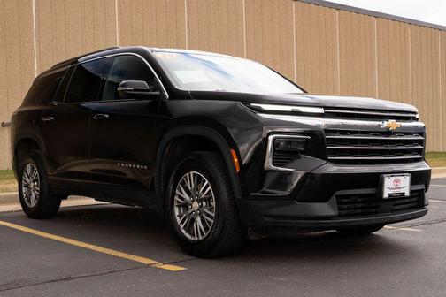 Mosaic Black Metallic 2024 Chevrolet Traverse LT