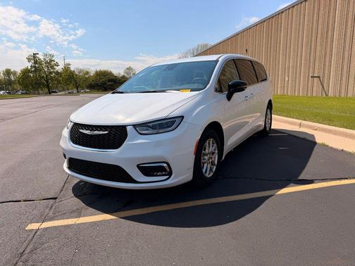 Bright White Clearcoat 2024 Chrysler Pacifica Touring L