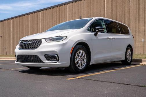 Bright White Clearcoat 2024 Chrysler Pacifica Touring L