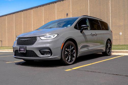 Ceramic Gray Clearcoat 2025 Chrysler Pacifica Limited
