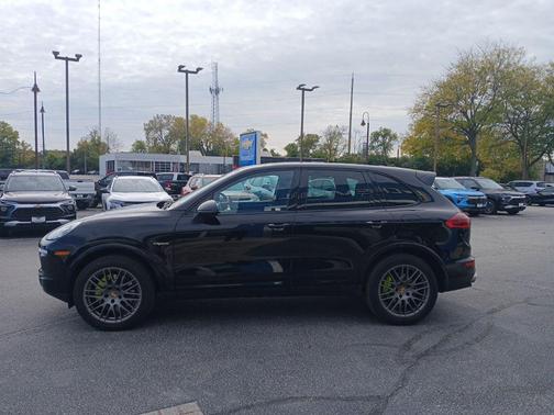 2017 Porsche Cayenne Platinum Edition