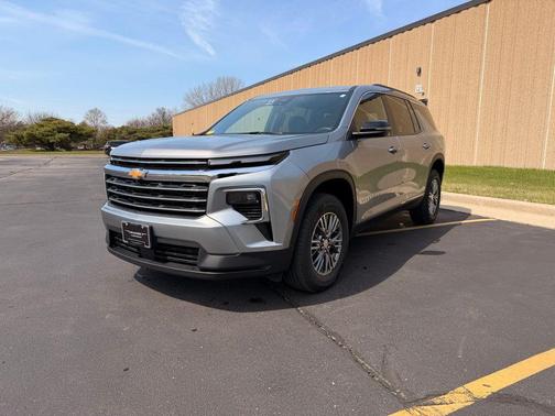 Sterling Gray Metallic 2024 Chevrolet Traverse LT