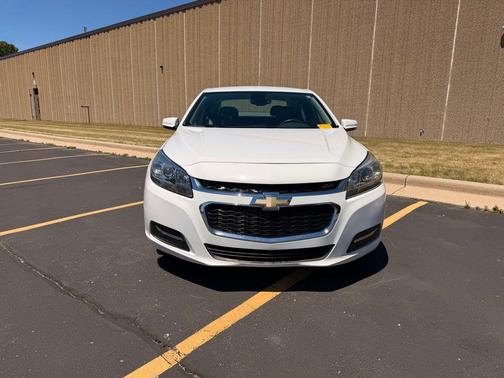 White 2015 Chevrolet Malibu 1LT