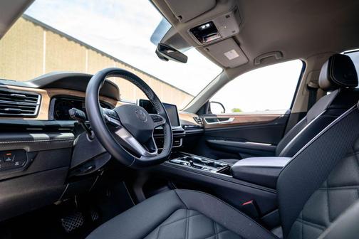 Deep Black Pearl 2024 Volkswagen Atlas 2.0T SE w/Technology 4MOTION