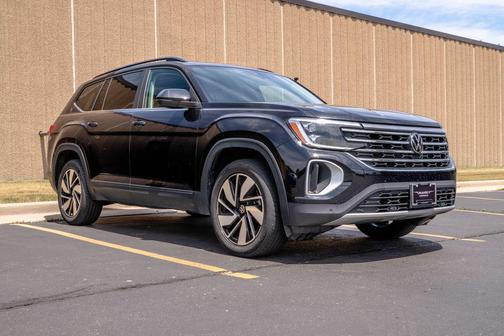 Deep Black Pearl 2024 Volkswagen Atlas 2.0T SE w/Technology 4MOTION