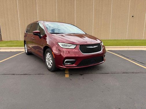 Velvet Red Pearlcoat 2023 Chrysler Pacifica Touring L