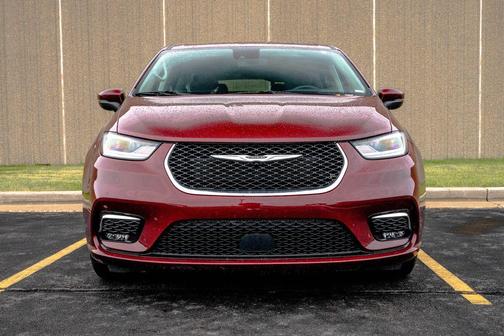 Velvet Red Pearlcoat 2023 Chrysler Pacifica Touring L