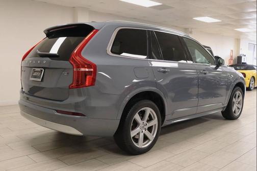 2022 Volvo XC90 T5 Momentum