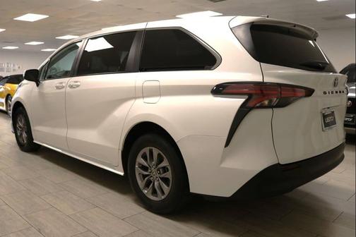 2022 Toyota Sienna LE