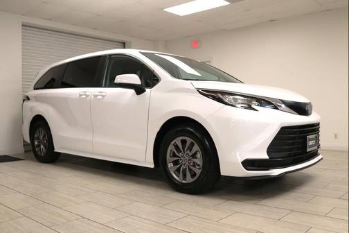 2022 Toyota Sienna LE