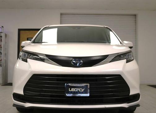 2022 Toyota Sienna LE